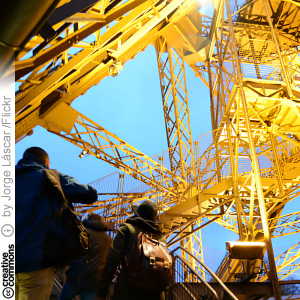Portaat Eiffel-tornin ensimmäiselle tasolle (CC License: Attribution 2.0 Generic)