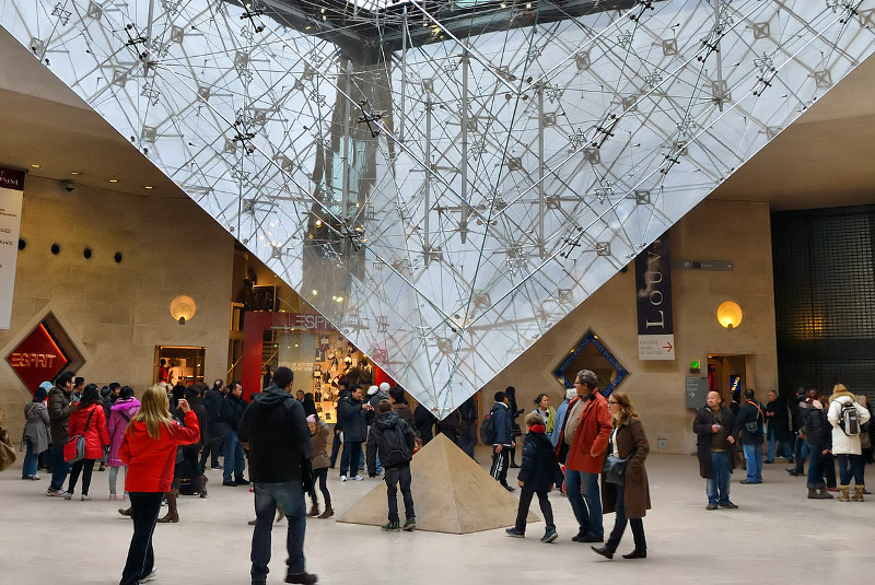Carrousel du Louvre, Pyramide Inversee (CC License: Attribution-ShareAlike 2.0 Generic)