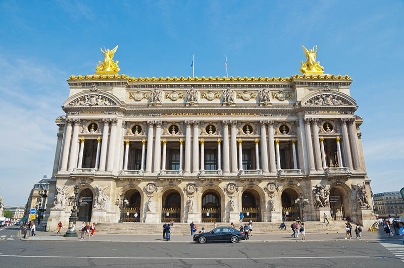 aukio Palais Garnierin edustalla