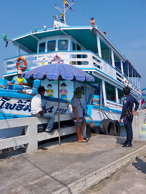 Vene lähdössä Koh Lanille Bali Hai -laiturista