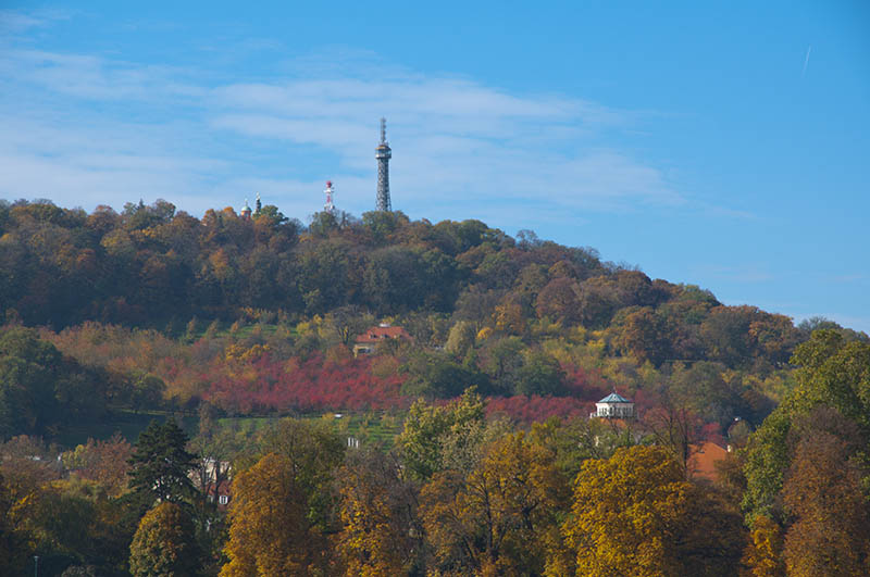 Petřín-kukkulan Eiffel-tornia muistuttava rakennelma on hyv maamerkki.