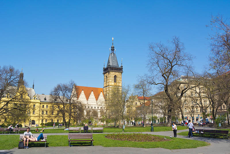 Ydinkeskustan toinen hyv levhdyspaikka on Karlovo náměstí.