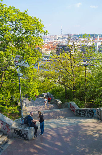 Metronomin vierelle tuleva portaat Letenské sadyss.