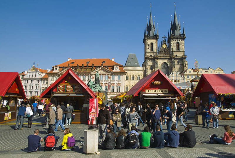 Psiismarkkinat Staromestske namesti -aukiolla