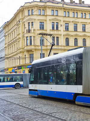 Raitiovaunu ja johdinbussi