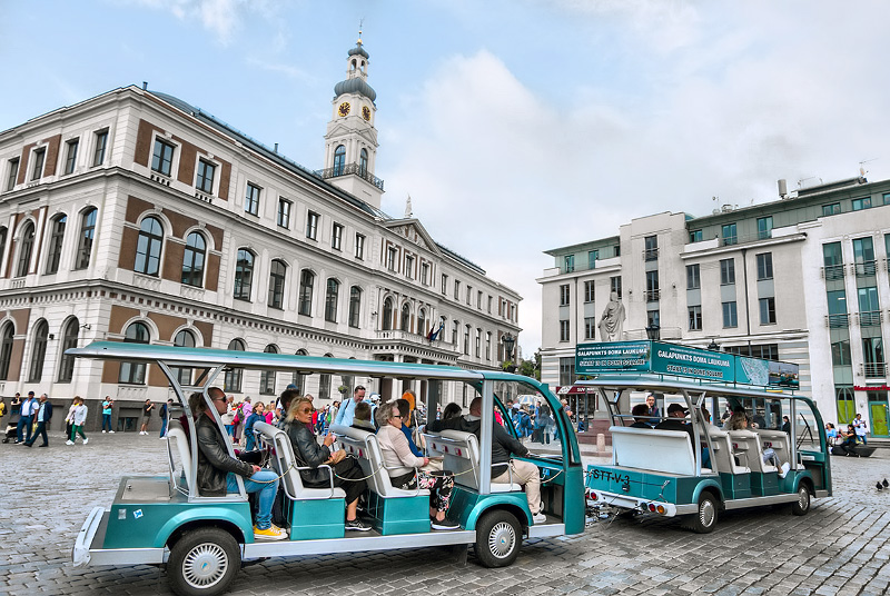 Turistivaunu, joka kiertää nähtävyyksiä