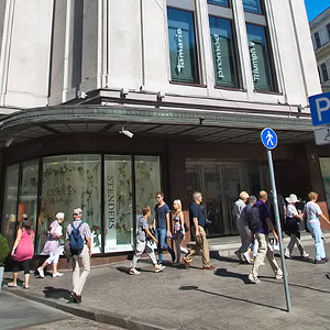 Ihmisiä Galerija Centrs -ostoskeskuksen edustalla