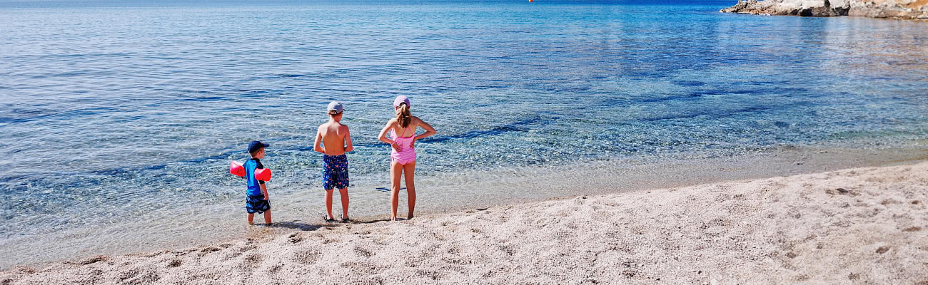 Lapsia rannalla Kreikassa