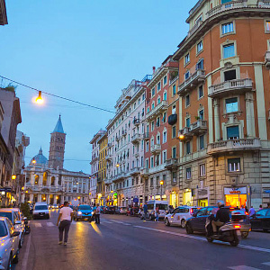 Via Merulana, joka johtaa Piazza Santa Maria Maggiorelle