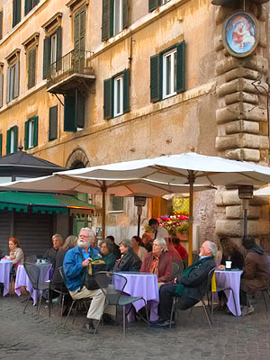 Ravintolan pöytiä Roomassa