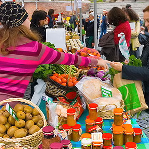 Luomuelintarvikkeita myyvi kojuja, Piazza Trilussa