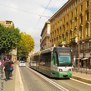 Raitiovaunu Via Aranula -kadulla Roomassa