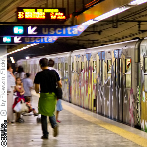 Metrojuna Colosseo-asemalla (CC License: Attribution 2.0 Generic)