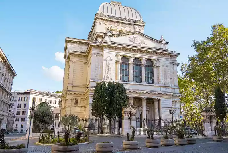 Rooman ainoan synagogan tuntumassa
