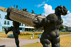 Suur Toll ja Piret -patsas Kuressaaren satamassa