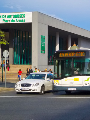 Taksi ja lentokenttäbussi Plaza de Armas -aseman edessä