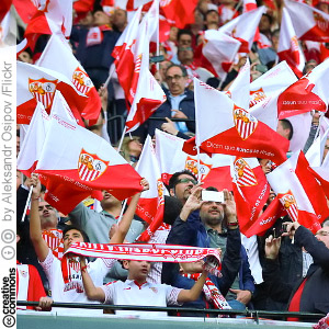 Yleisöä FC Sevilla-FC Shakhtar Donetsk -jalkapallo-ottelussa (CC License: Attribution-ShareAlike 2.0 Generic)