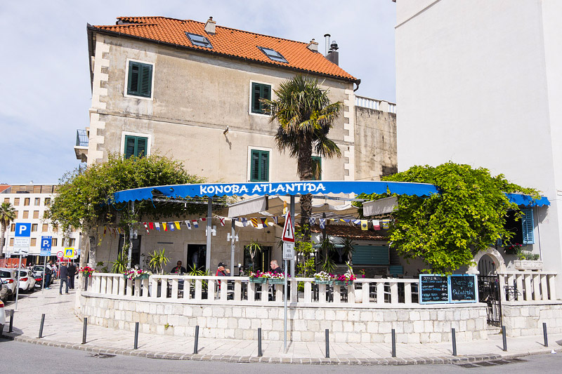 Ravintola Trumbiceva obala -kadun varrella Splitissä