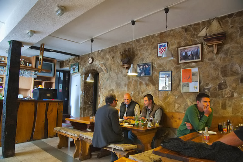 Ravintolapöytiä sisätiloissa Splitissä