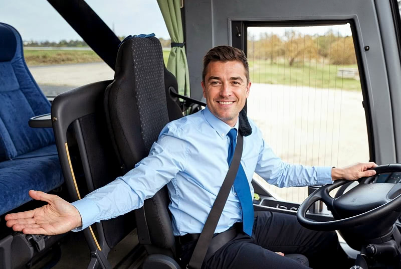 Bussin kuljettava toivottaa matkustajat tervetulleeksi