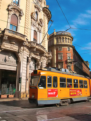 Raitiovaunu Piazza Solferino-aukiolla Torinossa