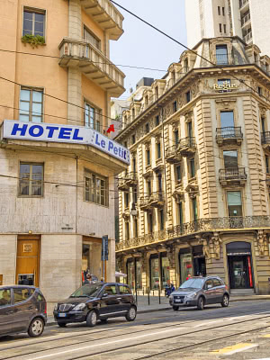 Hotelli, Porta Nuova -aseman ja Piazza Castello -aukion välimaasto