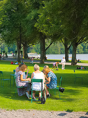 Ihmisiä puistossa Tukholmassa