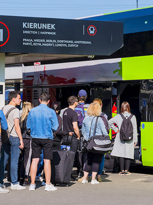 Ihmisi menossa bussiin