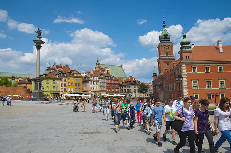 Turisteja Plac Zamkowy -aukiolla