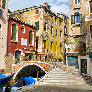 Santa Crocen ja San Polon erottava kanava Venetsiassa
