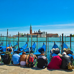 Ihmisi Piazza san Marcon vesirajassa