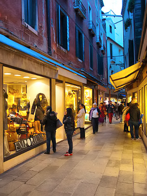 Kauppoja Calle degli Specchieri -kadulla