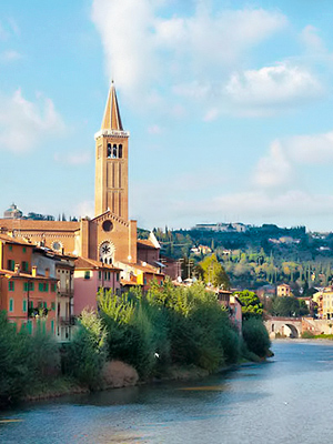 Adige-joki ja Sant'Anastasia -kirkko