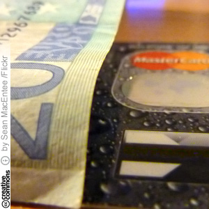 Pankkikortti ja 20 euron seteli (CC License: Attribution 2.0 Generic)