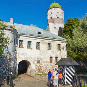 Viipurin linnan sisäänkäynti ja Pyhän Olavin torni