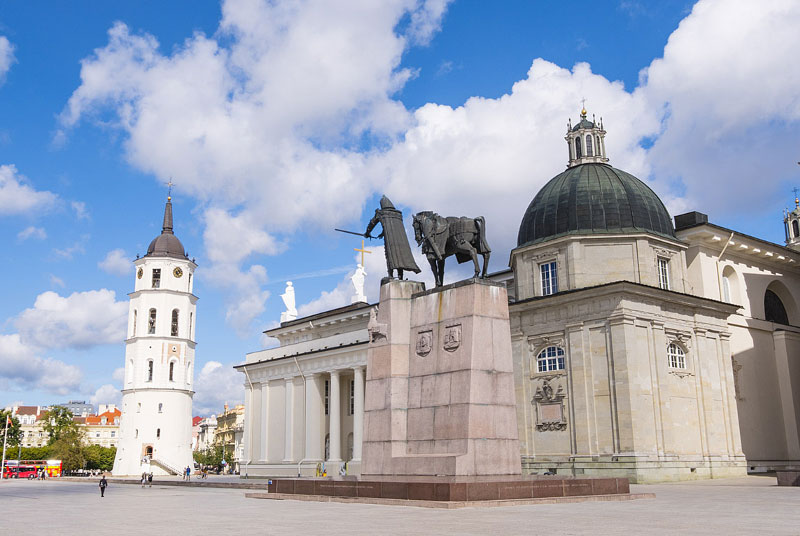 Tuomiokirkon edustalla oleva aukio