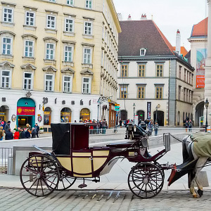 Hevosvaunut Michaelerplatz-aukiolla